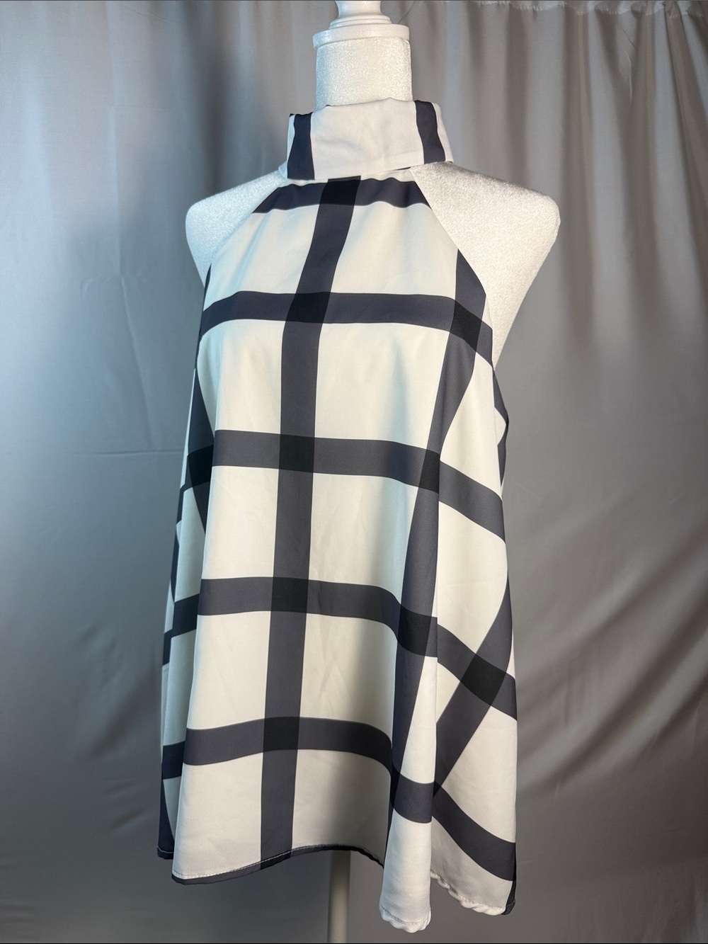 DO+BE Black and White Plaid High-Neck Sleeveless Top